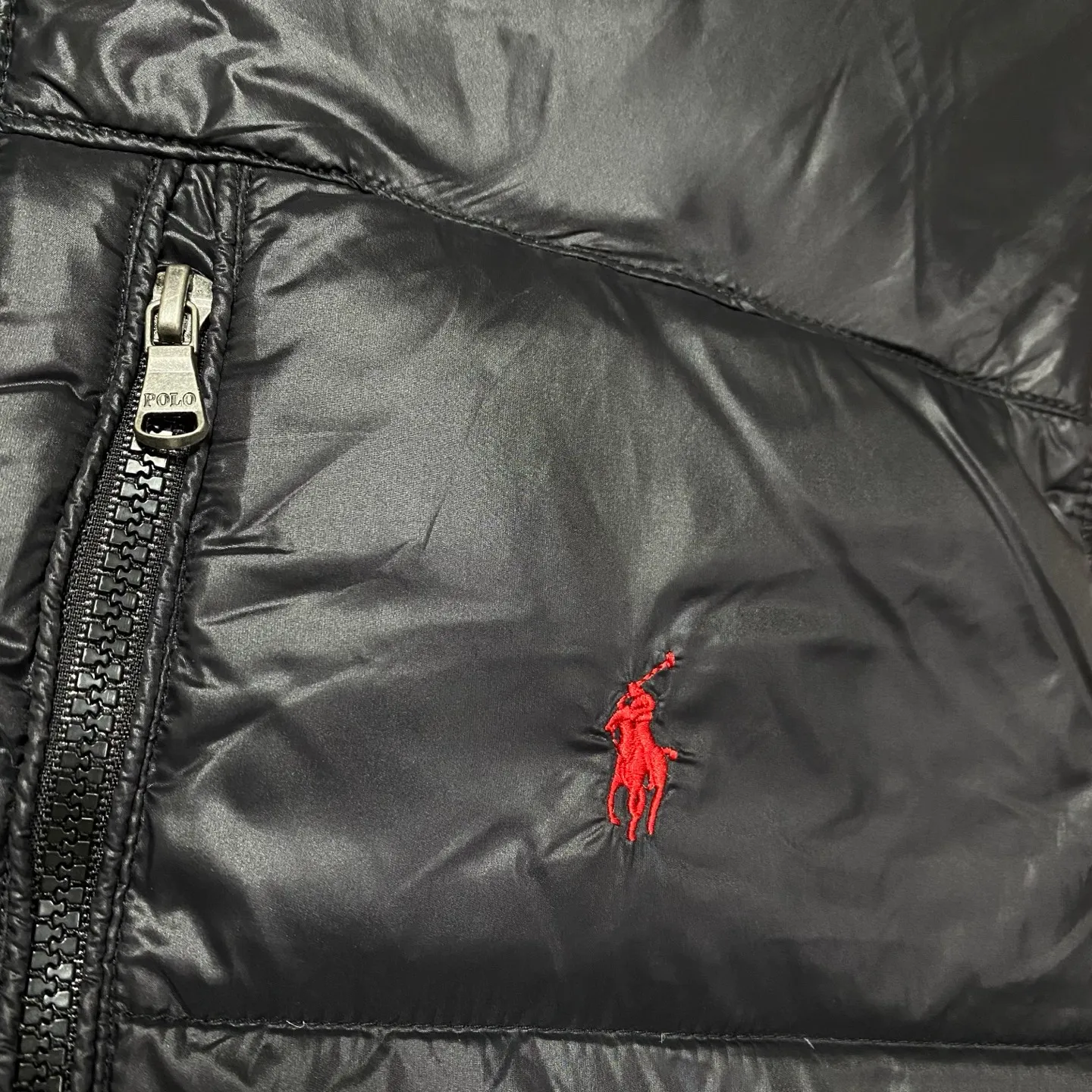 P560 Rah Lauren embroidered down vest (top version of pure down) 100% pure down, a classic and evergreen style, the same model used by celebrities and internet celebrities to keep out the cold, made from fabrics, fillings to auxiliary materials, all-round benchmarking against the original quality. It uses an imported Behringer embroidery machine, 10,000-needle electric embroidery technology, and imported No. 7 needles and embroidery thread to create a full, three-dimensional, clear-textured polo logo on the chest, which can be called a "moving texture badge." Double-layer locked velvet interior, bid farewell to the worry of velvet running away. The inner lining adopts a nylon double-layer sealed velvet structure to strictly prevent velvet drilling. The hem has a built-in adjustable drawstring, making it more windproof and cold-proof. Paired with customized size 8 YKK zipper, a must-have item for autumn and winter. Color Black, Navy Blue, Black Glossy Size m-xxl